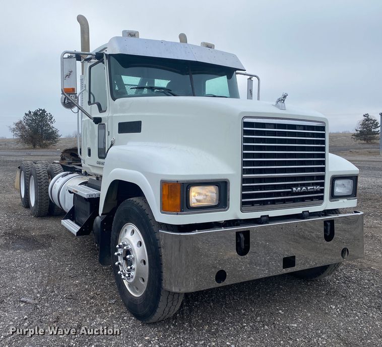 image for item JW9212 2016 Mack CHU613  semi truck