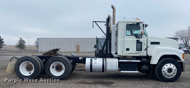 image for item JW9212 2016 Mack CHU613  semi truck