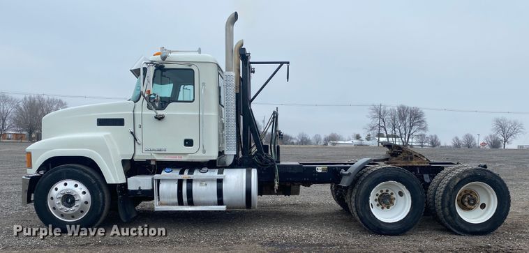 image for item JW9212 2016 Mack CHU613  semi truck