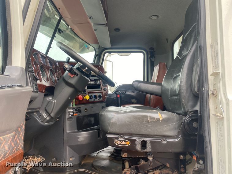 image for item JW9212 2016 Mack CHU613  semi truck