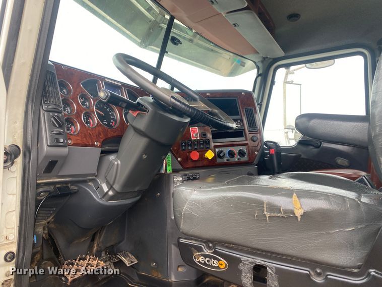 image for item JW9212 2016 Mack CHU613  semi truck