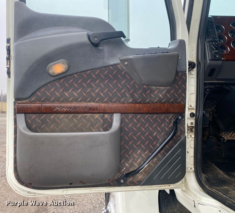 image for item JW9212 2016 Mack CHU613  semi truck