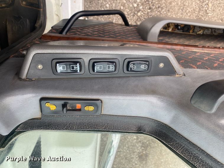 image for item JW9212 2016 Mack CHU613  semi truck