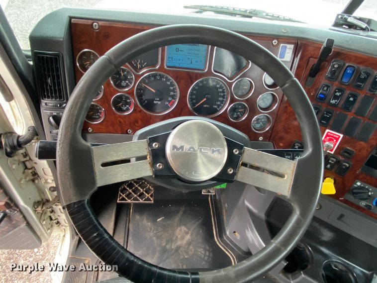 image for item JW9212 2016 Mack CHU613  semi truck