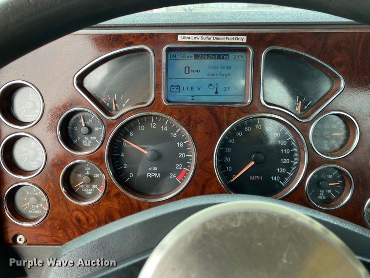 image for item JW9212 2016 Mack CHU613  semi truck