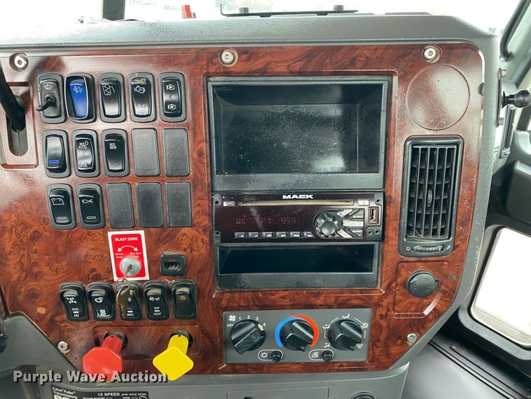 image for item JW9212 2016 Mack CHU613  semi truck