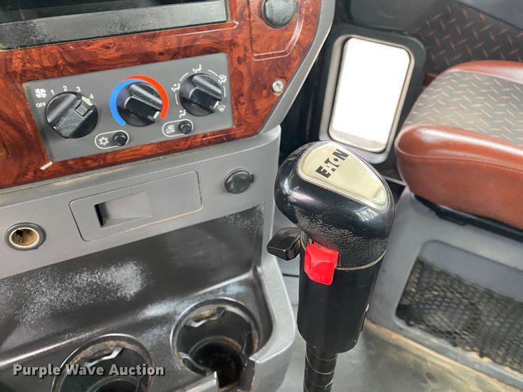 image for item JW9212 2016 Mack CHU613  semi truck