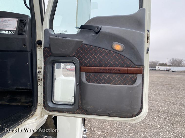 image for item JW9212 2016 Mack CHU613  semi truck