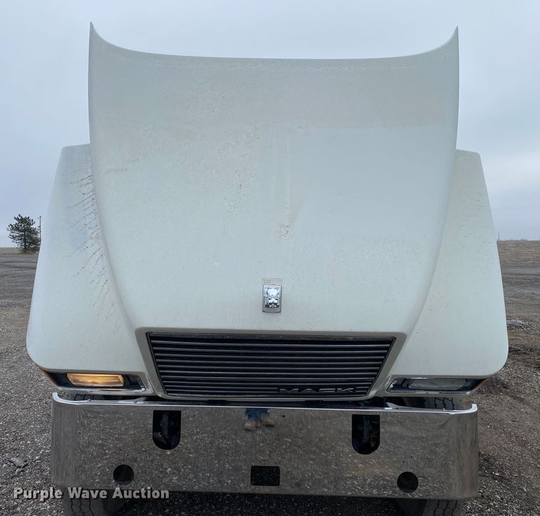 image for item JW9212 2016 Mack CHU613  semi truck