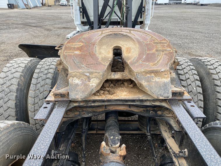 image for item JW9212 2016 Mack CHU613  semi truck