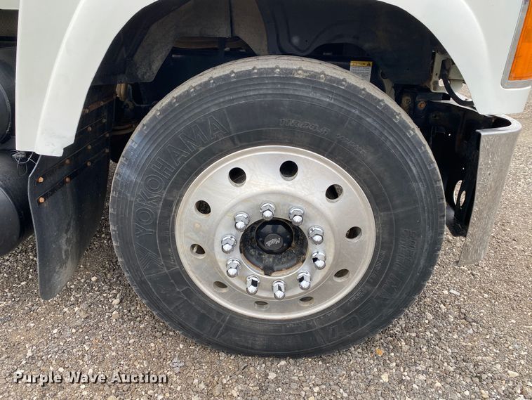 image for item JW9212 2016 Mack CHU613  semi truck