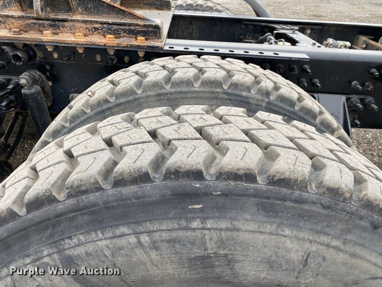 image for item JW9212 2016 Mack CHU613  semi truck