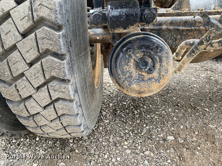 image for item JW9212 2016 Mack CHU613  semi truck