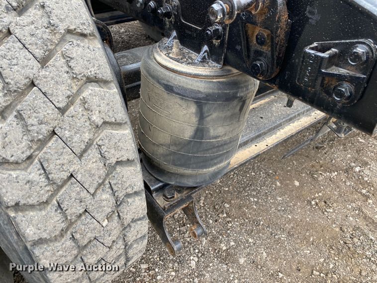 image for item JW9212 2016 Mack CHU613  semi truck