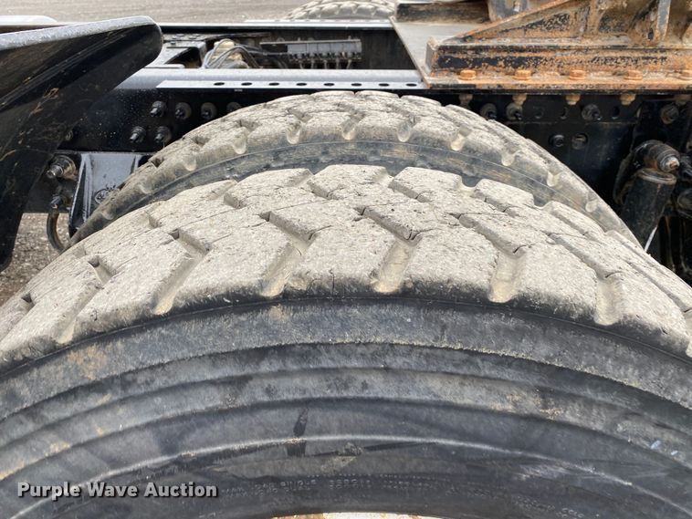 image for item JW9212 2016 Mack CHU613  semi truck