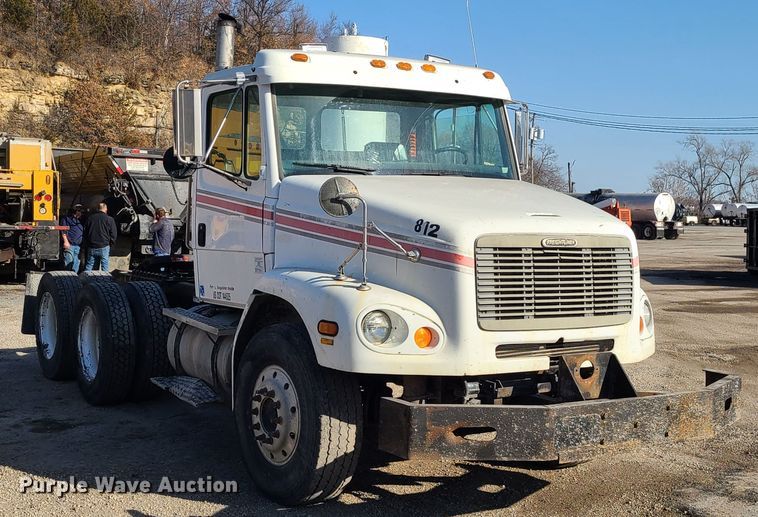 image for item JW9764 1998 Freightliner FL112  semi truck