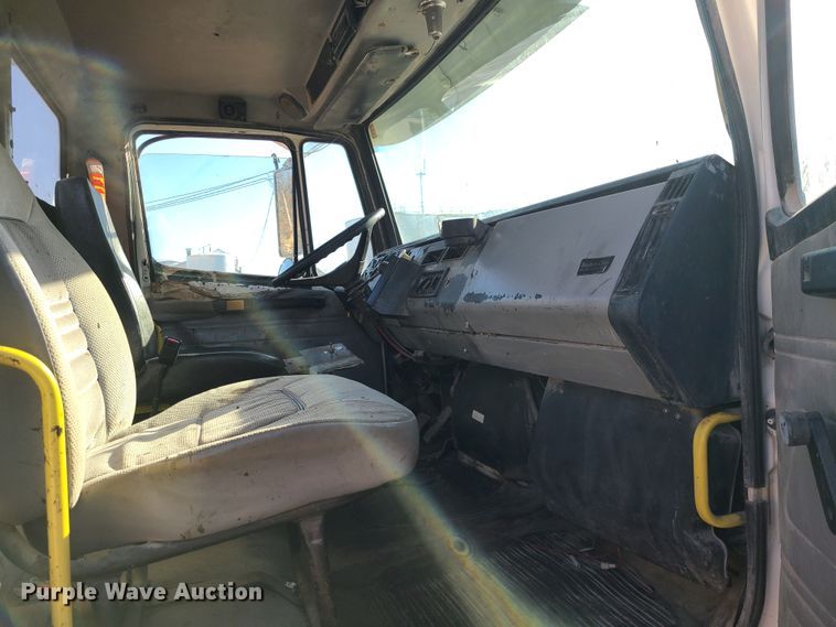 image for item JW9764 1998 Freightliner FL112  semi truck