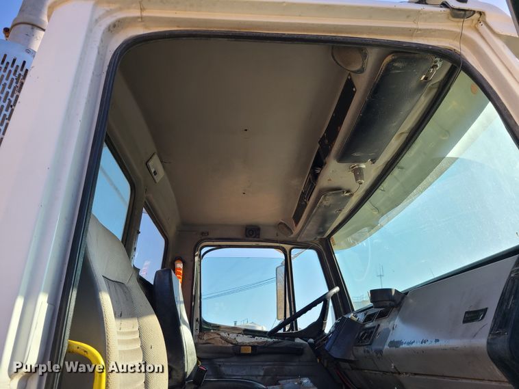 image for item JW9764 1998 Freightliner FL112  semi truck