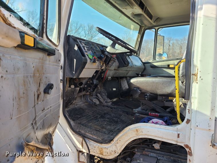 image for item JW9764 1998 Freightliner FL112  semi truck