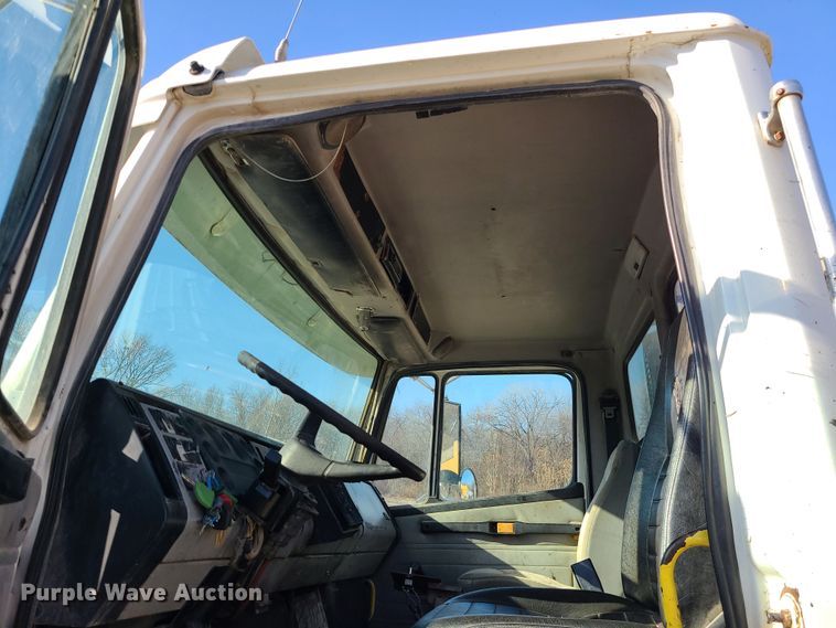 image for item JW9764 1998 Freightliner FL112  semi truck