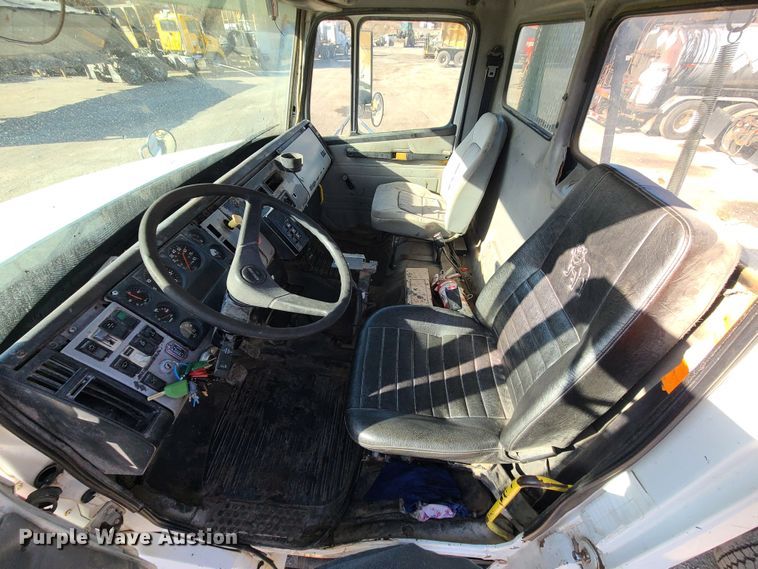 image for item JW9764 1998 Freightliner FL112  semi truck