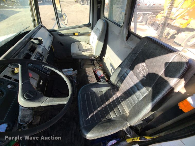 image for item JW9764 1998 Freightliner FL112  semi truck