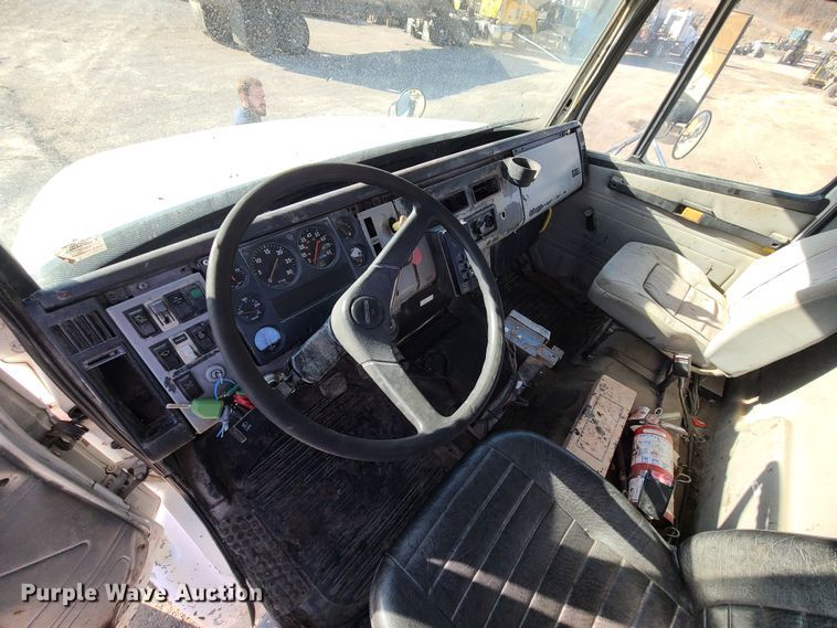image for item JW9764 1998 Freightliner FL112  semi truck