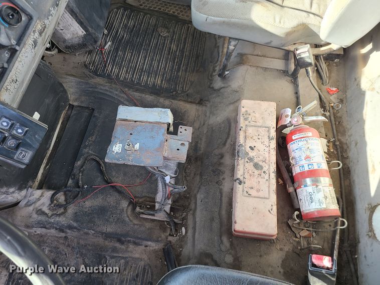 image for item JW9764 1998 Freightliner FL112  semi truck