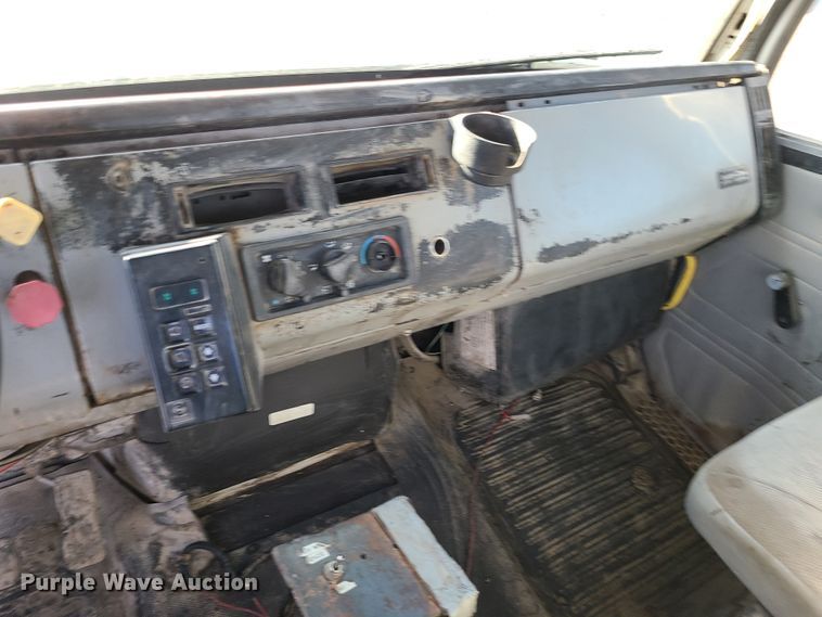 image for item JW9764 1998 Freightliner FL112  semi truck