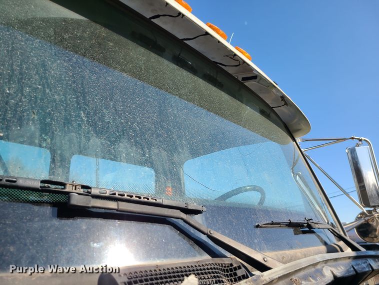 image for item JW9764 1998 Freightliner FL112  semi truck