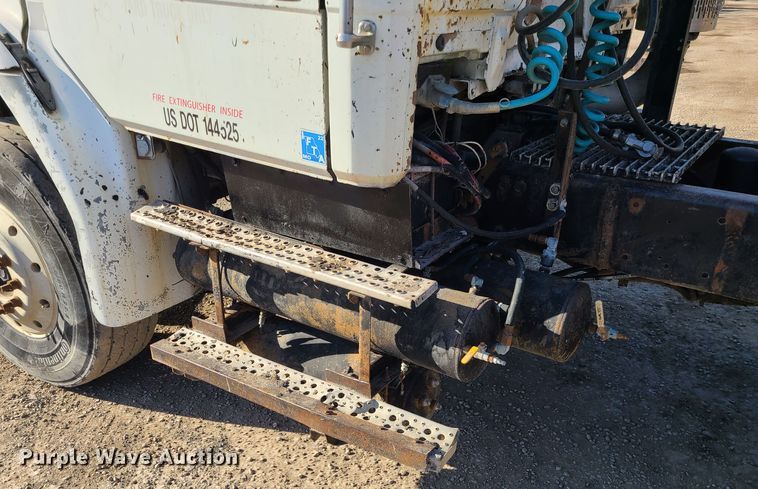 image for item JW9764 1998 Freightliner FL112  semi truck