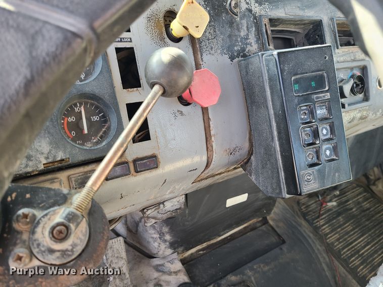 image for item JW9764 1998 Freightliner FL112  semi truck