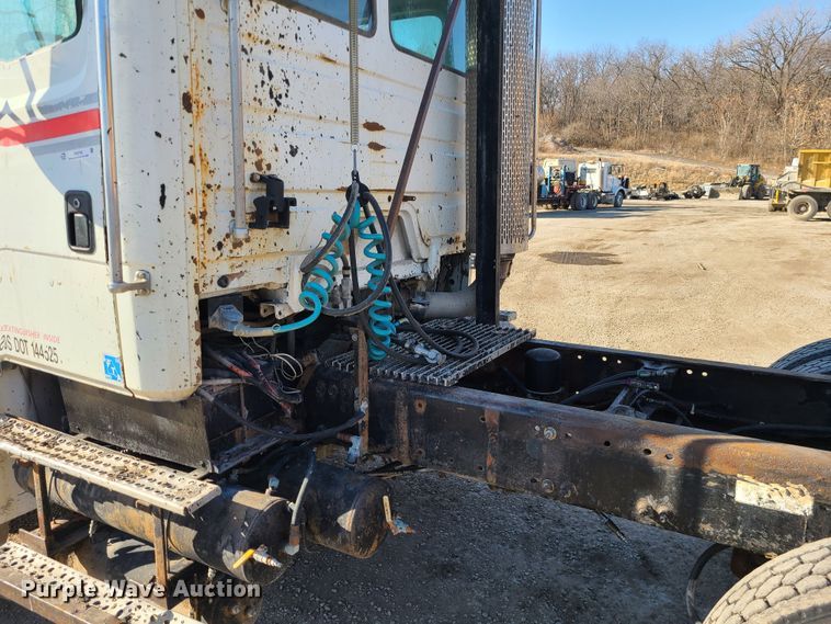 image for item JW9764 1998 Freightliner FL112  semi truck