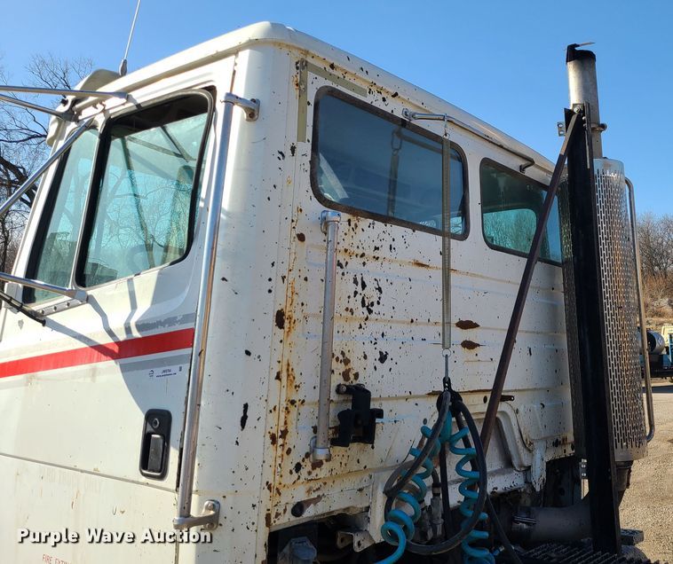 image for item JW9764 1998 Freightliner FL112  semi truck