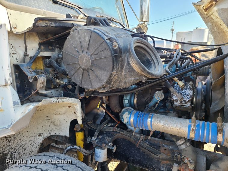 image for item JW9764 1998 Freightliner FL112  semi truck