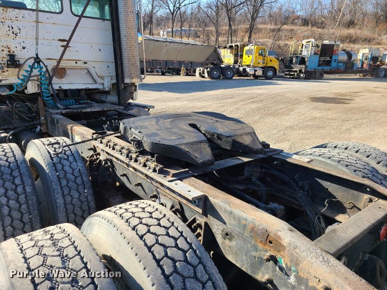 image for item JW9764 1998 Freightliner FL112  semi truck