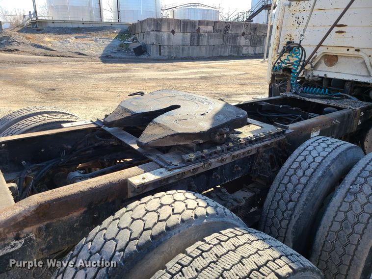 image for item JW9764 1998 Freightliner FL112  semi truck