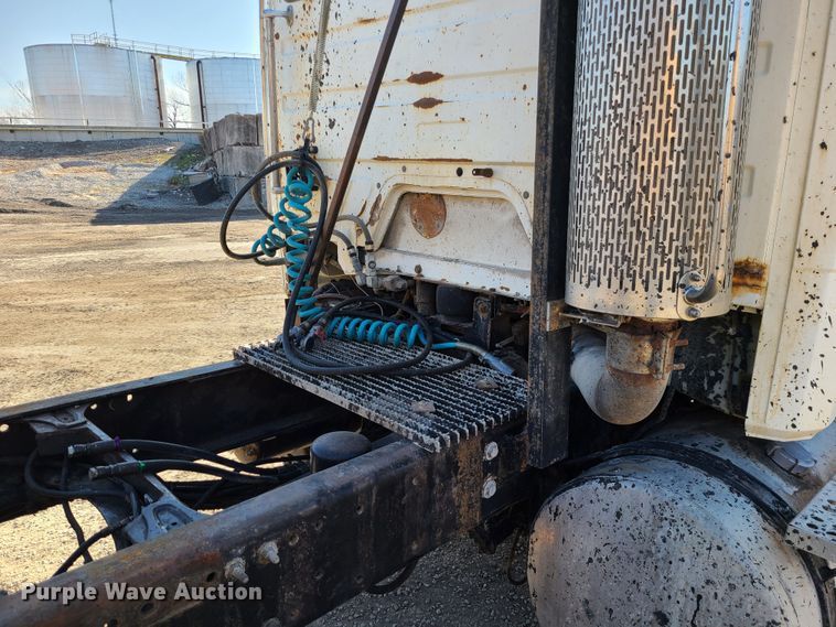 image for item JW9764 1998 Freightliner FL112  semi truck