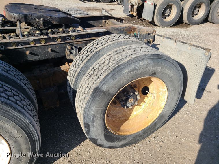 image for item JW9764 1998 Freightliner FL112  semi truck