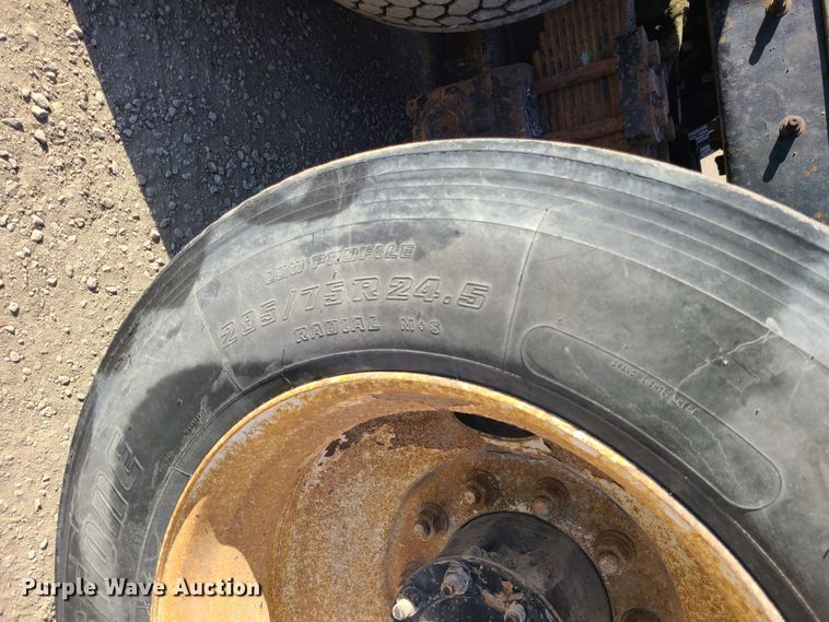 image for item JW9764 1998 Freightliner FL112  semi truck