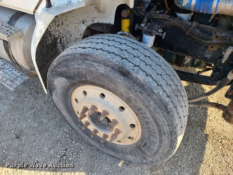 image for item JW9764 1998 Freightliner FL112  semi truck