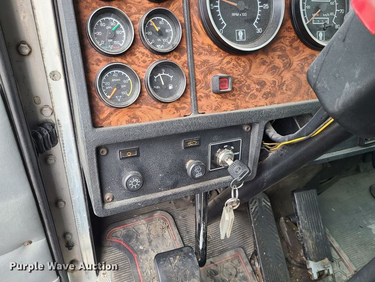 image for item JW9778 1999 Kenworth T300  tank truck