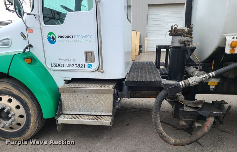 image for item JW9778 1999 Kenworth T300  tank truck