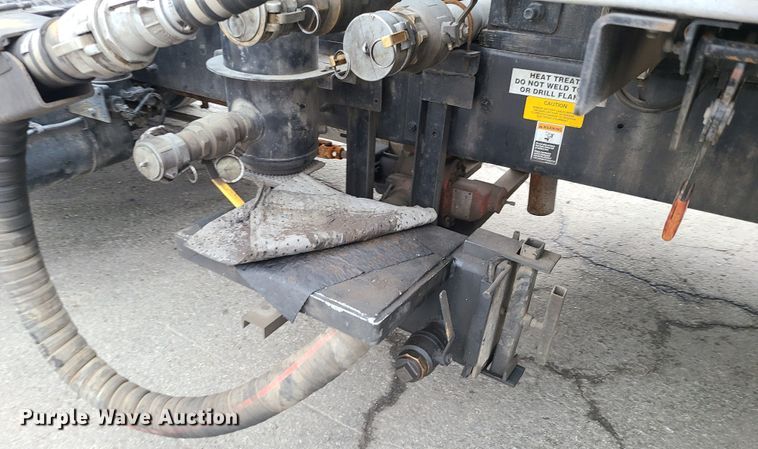 image for item JW9778 1999 Kenworth T300  tank truck