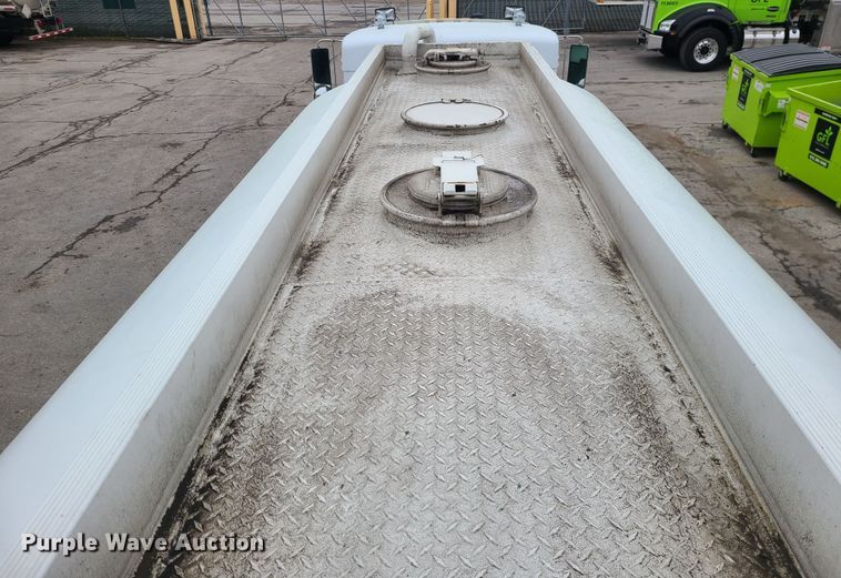 image for item JW9778 1999 Kenworth T300  tank truck