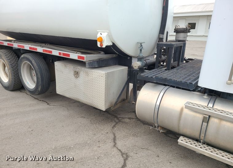 image for item JW9778 1999 Kenworth T300  tank truck