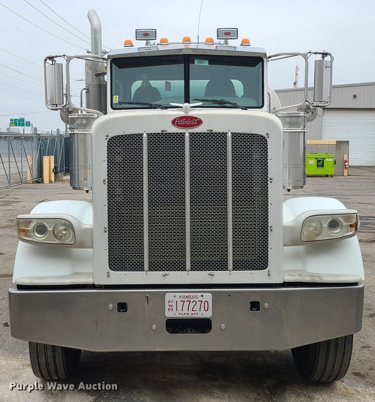 image for item JW9779 2009 Peterbilt 388  water truck