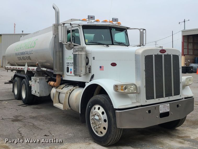 image for item JW9779 2009 Peterbilt 388  water truck