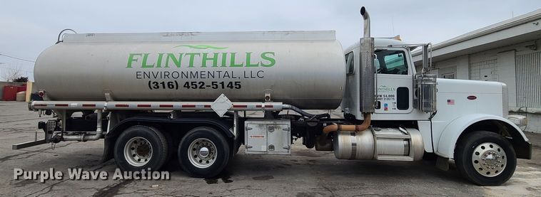 image for item JW9779 2009 Peterbilt 388  water truck