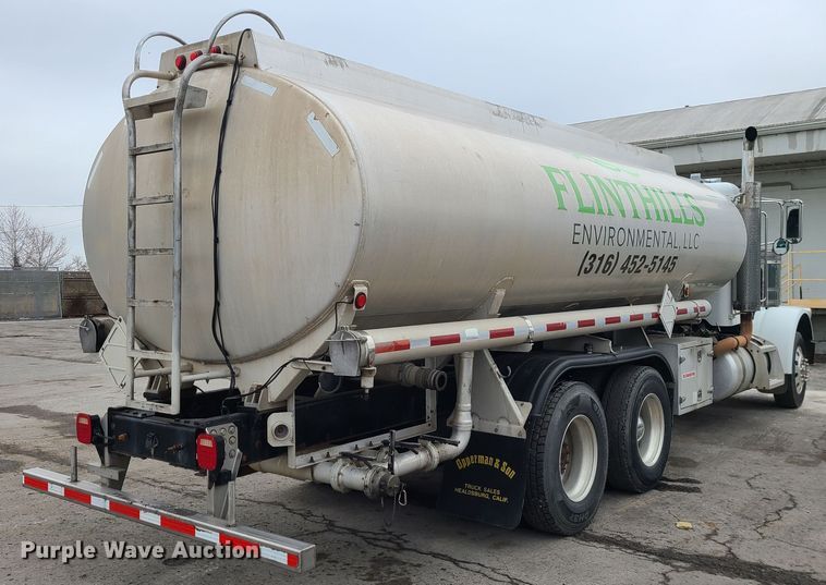 image for item JW9779 2009 Peterbilt 388  water truck